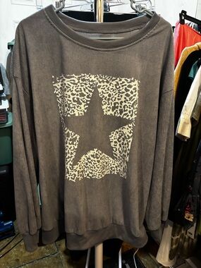 SHEIN Gray Long Sleeve Sweatshirt with Leopard Star Graphic